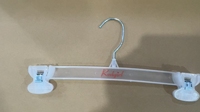 Cintre à pantalon transparent en plastique écologique, durable, léger, à épaules larges, antidérapant, avec crochet métallique, clips robustes, logo personnalisé