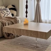 Table à manger de luxe moderne en pierre frittée avec base en acrylique transparent, écologique, durable, de forme rectangulaire, au design minimaliste pour le salon