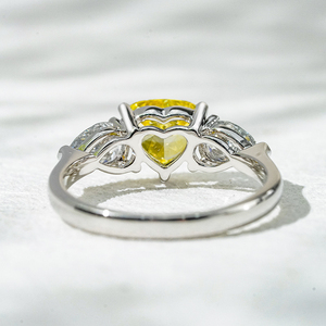 Starsgem or blanc 18 carats avec 1CT diamant en forme de coeur jaune et pierre latérale en forme de poire diamant de laboratoire Bague à trois pierres - Product Image 5
