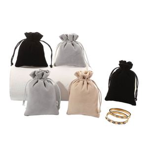 2700356 Pochette en velours noir personnalisée avec cordon de serrage, sac à bijoux en velours, pochettes à bijoux avec logo pour colliers - Product Image 1