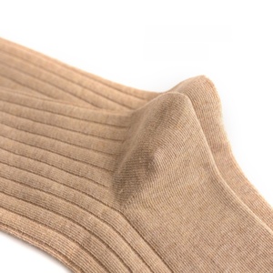 Venta al por mayor de gran tamaño de los hombres calcetines acanalados de algodón peinado cómodo Negro Beige Crew Calcetines de vestir - Product Image 4