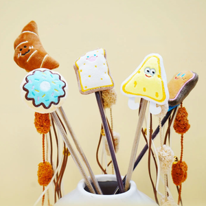 Jouet interactif pour chaton : Baguette à chatouiller en peluche mignonne, série Donut et Croissant, avec clochette - Product Image 6