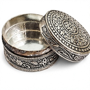 Boîte Sindoor Dani en argent plaqué or, boîte à sindur pour Kumkum Kanku, récipient décoratif traditionnel en métal blanc, diamètre 5 cm, lot de 1 - Product Image 3