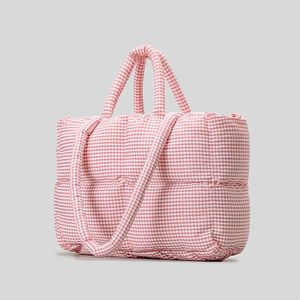 Bolsa de Mano Tipo Puffer Rosa Personalizada de Royal Fair, Fabricada a Medida, Resistente al Agua, Acolchada, de Nailon, para Regalos - Product Image 4
