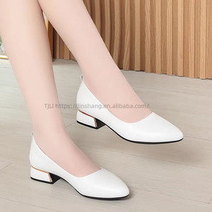 Vente en gros usine Escarpins noirs à talon bloc - Chaussures pour femmes en cuir à bout pointu avec décorations en pierres, pour le bureau et le quotidien - Product Image 2