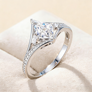 Anillo de Compromiso de Plata de Ley 925 con Circonita Cúbica de Corte Princesa, Engaste Pavé, Diseño Geométrico Clásico, Joyería para Mujer - Product Image 4