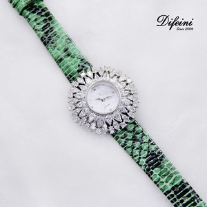 Montre élégante vintage pour femme AAA Zirconia Crystal Véritable MOP Verre <span class=keywords><strong>saphir</strong></span> Fenêtre Mouvement à quartz japonais Bracelet en <span class=keywords><strong>cuir</strong></span> 40 mm Mode - Product Image 2