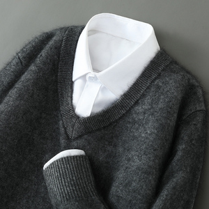 Maglione in Cashmere da uomo con collo a V di base maglione maglione in lana da uomo - Product Image 2