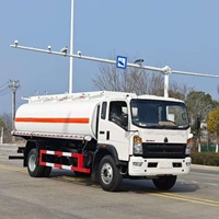 Un camion-citerne HOWO 4x2 de haute qualité, neuf, avec une capacité de réservoir de 15 000 L et un moteur diesel de 150 à 250 ch