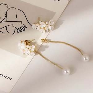 Boucles d'oreilles longues en deux parties de style français tendance, serties de diamants, avec des perles et des glands, plaquées or, avec une touche haut de gamme - Product Image 6