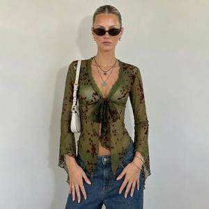 Blusa Transparente con Cuello en V, Manga Larga, Adorno de Encaje Floral Verde y Nudo Frontal para un Estilo Diario de Verano - Product Image 3