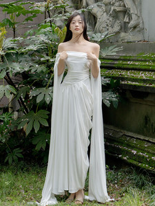 Robe de mariée légère asymétrique style français, blanche, <span class=keywords><strong>pure</strong></span> et séduisante, longueur ras du sol, silhouette plage, avec fleurs, pour cérémonie - Product Image 4