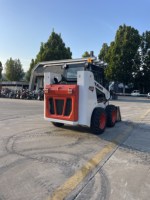 Chargeuse compacte sur pneus de 2800 kg, diesel, 4 roues motrices, hydraulique, robuste, avec cabine climatisée, moteur et pompe
