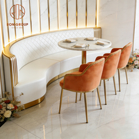 Ensemble de mobilier de café moderne et luxueux, écologique, avec table ronde en marbre, chaises, canapé, banquette et table pour restaurant