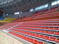 Tribunes télescopiques manuelles ou électriques, gradins mobiles avec chaises en plastique