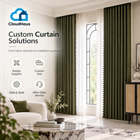 Rideaux sur mesure vert olive foncé avec pompons, occultants et voilages superposés pour fenêtre en arc moderne, salon, intérieur