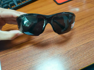 Lunettes <span class=keywords><strong>de</strong></span> <span class=keywords><strong>sécurité</strong></span> polarisées UV400 professionnelles en polycarbonate foncé, idéales pour la pêche <span class=keywords><strong>et</strong></span> le cyclisme pour protéger vos <span class=keywords><strong>yeux</strong></span> - Product Image 4
