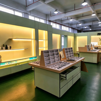 Vitrines de bijouterie sur mesure avec éclairage LED ; service de conception de boutique gratuit pour les horlogers de luxe