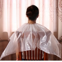Bavoir de beauté jetable imperméable en plastique PE Cape de coiffure pour salon de coiffure châle permanent de couleur à l'huile pour salon de coiffure