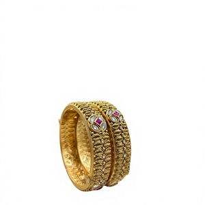 Atractivo juego de dos brazaletes de latón chapado en oro de primera calidad para mujer, colección para bodas. - Product Image 2