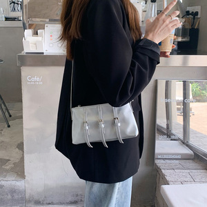 Bolso de Pecho Estilo Coreano para Mujer, Correa Ajustable Plateada, Cierre de Cremallera, para Uso Diario, Color Sólido, Decoración con Cinturón - Product Image 3