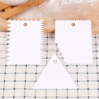 Set de 3 grattoirs à gâteaux en plastique en dents de scie pour la décoration de gâteaux.