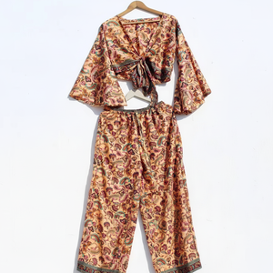 Nouveauté Top à nouer en soie fait main imprimé de fleurs pour femmes avec pantalon palazzo haut court et manches cloche-Design court en mousseline de soie - Product Image 1