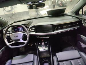 <span class=keywords><strong>Audi</strong></span> Q4 E-tron 40 SUV électrique d'occasion 2024, longue autonomie, véhicule électrique intelligent, prêt à l'exportation, gris sur noir - Product Image 3