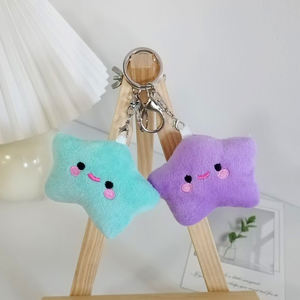 卸売 超柔らかぬぬいぐるみ 星型 PPコットン製 小さなぬいぐるみ 刺繍入り お守りキーホルダー ペンダント 7.5cm イースターチャーム - Product Image 1