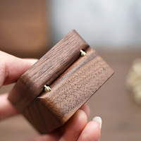 Luxuriöser Schmuckhalter aus Walnussholz mit 3 Fächern, Graviert, Vintage-Stil, Quadratisch, für 2 Ringe & ein Paar Ohrringe - Valentinstagsgeschenk