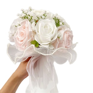 Bouquet da sposa artificiale con rose bianche, gypsophila, pizzo e nastro con nappe per matrimonio e fidanzamento - Product Image 5