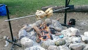 Asador Giratorio Portátil para Camping, Motor Automático para Asar a la Parrilla - Product Image 3