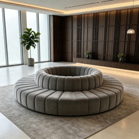 Grand canapé modulaire circulaire en velours capitonné à canaux ronds pour hall d'hôtel et villa