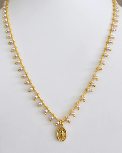 Collar de Perlas Pequeñas Chapado en Oro con Colgante de Virgen, Joyería Religiosa para Mujer, Regalo - Product Image 3