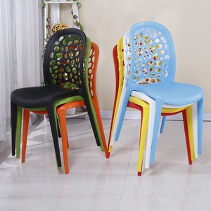Silla de Jardín Nórdica Apilable, Económica y Colorida para Exteriores, Silla de Plástico Moderna para Cafetería - Product Image 3
