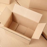 Boîte d'expédition pliable en carton ondulé kraft recyclable avec logo personnalisé imprimé en relief, laminage mat, découpe à plat, marque SHYS