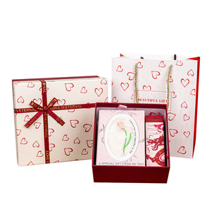 Vente en gros Boîtes de présentation pour cadeaux Boîtes cadeaux en papier multicolores avec logo personnalisé Emballage de bijoux - Product Image 1