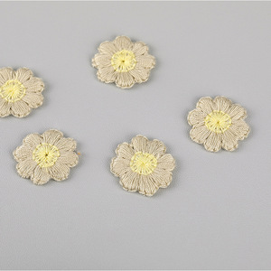 ZSY 2cm Pequena Flor Bordada <span class=keywords><strong>Cherry</strong></span> Blossom <span class=keywords><strong>Patches</strong></span> Feltro Sew-On <span class=keywords><strong>Patches</strong></span> Decorativos para Chapéu Hairband Designer para Chapéu - Product Image 6