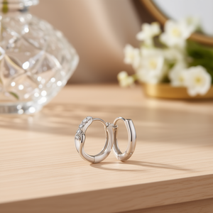 Orecchini a Cerchio E4213 in Oro Bianco con Diamanti Rotondi Incastonati a Canale, Gioielli Classici da Donna - Product Image 2