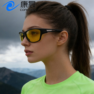 Gafas de Sol Deportivas Polarizadas para Hombre, Montura Negra, Lentes Amarillas, Protección UV400 TAC, para Ciclismo, Conducción y Actividades al Aire Libre - Product Image 2