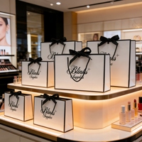 Sac en papier personnalisé avec logo et ruban pour vêtements, bijoux, emballages de boutique avec cadre noir