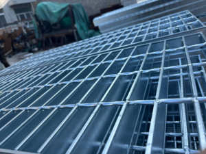 Precio de fábrica, rejilla de drenaje de zanja de acera galvanizada en caliente, materiales de construcción de seguridad, cubierta de zanja de rejilla de acero Q235 - Product Image 6