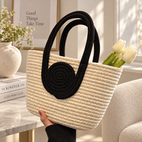 Nouveau Sac Fourre-tout Tressé en Corde de Coton pour l'Été, Style Minimaliste, pour la Plage et les Vacances, Sac à Main de Voyage pour Femme avec Deux Pompons, Imperméable
