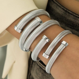 Bracelet minimaliste à rayures verticales réglable en alliage de zinc, bijoux unisexes tendance, design géométrique - Product Image 4