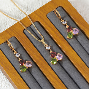 Parure de <span class=keywords><strong>bijoux</strong></span> plaqué or 18 carats avec zircon cubique et cristal grenat, comprenant des boucles d'oreilles pendantes et un collier pendentif, pour femme, élégante, pour mariage - Product Image 4