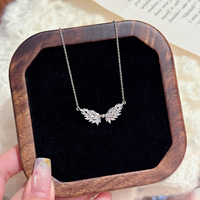 Collier Ailes d'Ange Vintage Scintillant Entièrement Sertie de Zircons pour Femme – Bijou de Luxe Haut de Gamme Élégant et Tendance, Accessoire Parfait au Quotidien