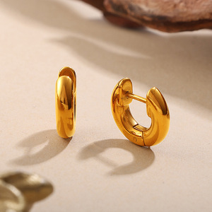 Boucles d'oreilles créoles géométriques minimalistes en acier inoxydable avec placage or 18 carats pour un usage quotidien - Product Image 3