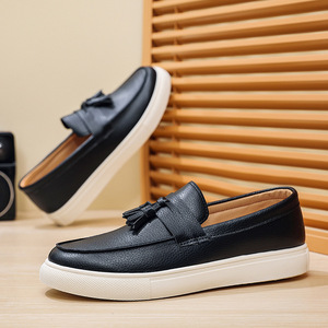 Mocasines con borlas para hombre, estilo slip-on, zapatos para caminar, de piel sintética, suela plana, zapatos casuales para uso diario. - Product Image 3