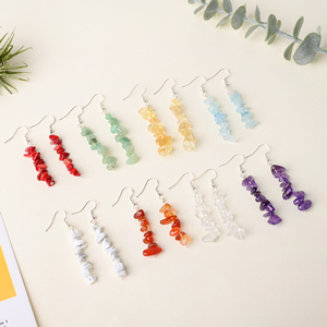 Boucles d'oreilles en améthyste avec breloque en pierres de cristal irrégulières en forme de paillettes, idéales pour la décoration (vente en gros) - Product Image 1