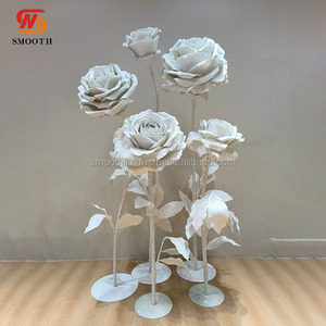 Flor de Rosa Gigante de EVA Roja y Blanca Hecha a Mano al por Mayor para Decoración de Bodas y Propuestas de Matrimonio con Soporte de Metal - Product Image 1